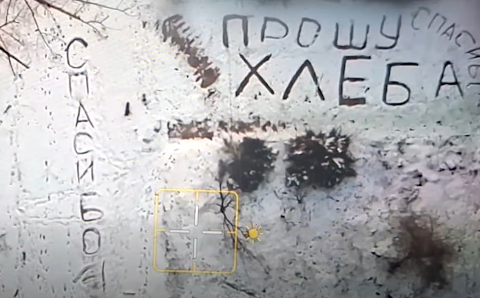 "Прошу хлеба" на снегу: украинские военные помогли дроном женщине в Константиновке (видео)